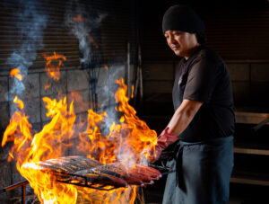 職人の手仕事で生み出される、本格土佐伝統製法の「完全ワラ焼き鰹タタキ」